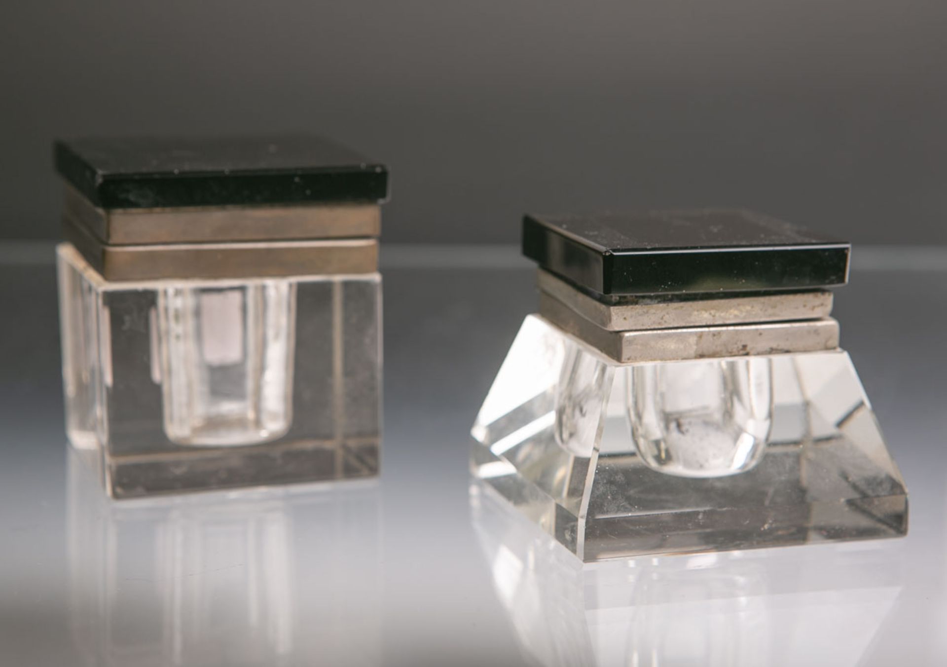 Paar Tintenfässer (20. Jh.), klares Glas, Deckel aus schwarzem Kunststoff (davon 1x lose),