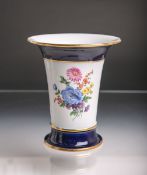 Vase (Meissen, blaue Unterbodenmarke, 20. Jh.), Kraterform, Blumendekor, Fußring u. Lippenrand