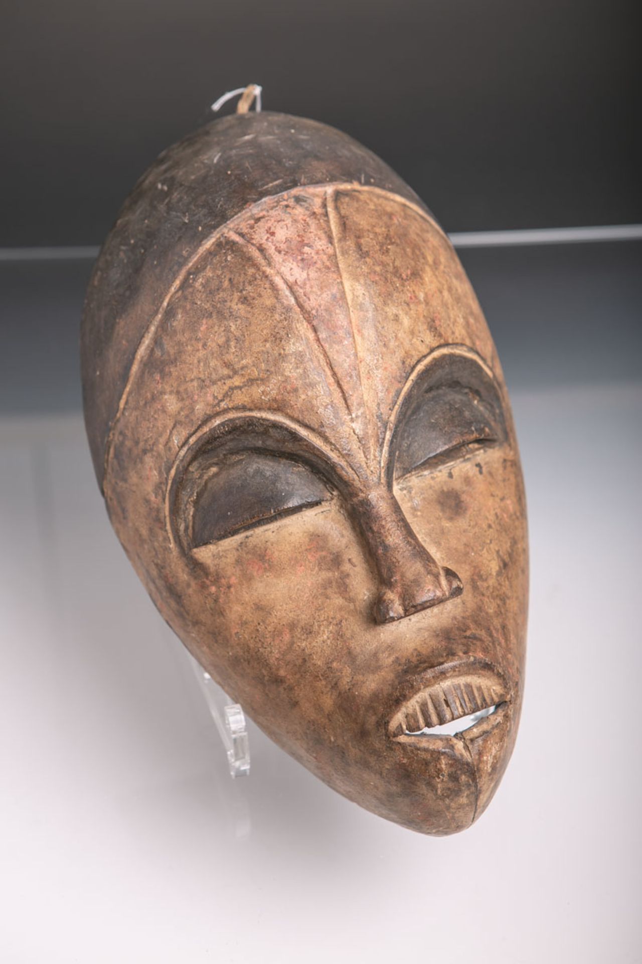 Weibliche Maske (Afrika, Elfenbeinküste), farbig gefasst (rot-weiße Farbreste erkennbar), ca. 29 x