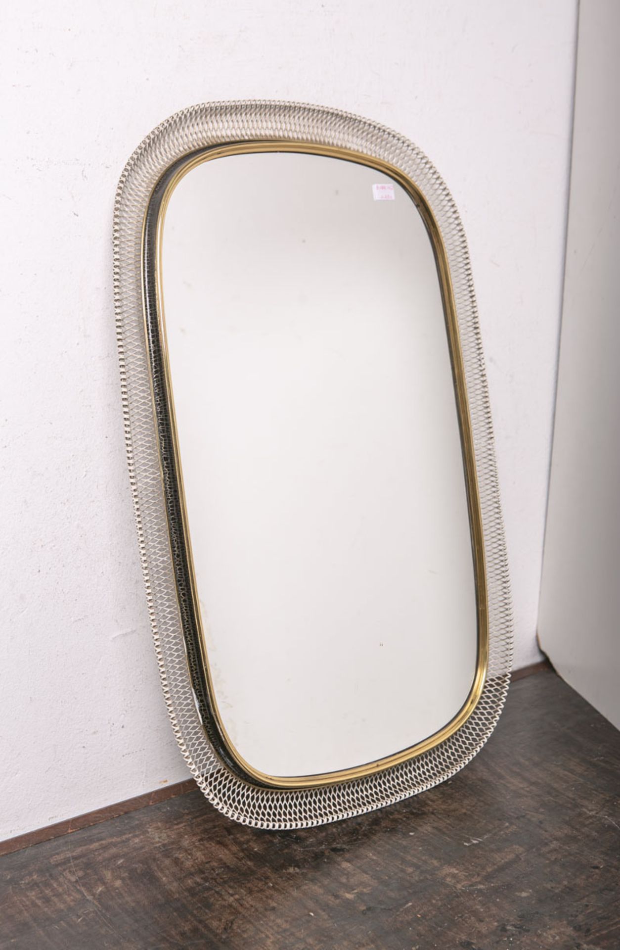 Wandspiegel (1950er Jahre), längs ovale Form, Spiegelglas m. Messingeinfassung, Rahmung aus