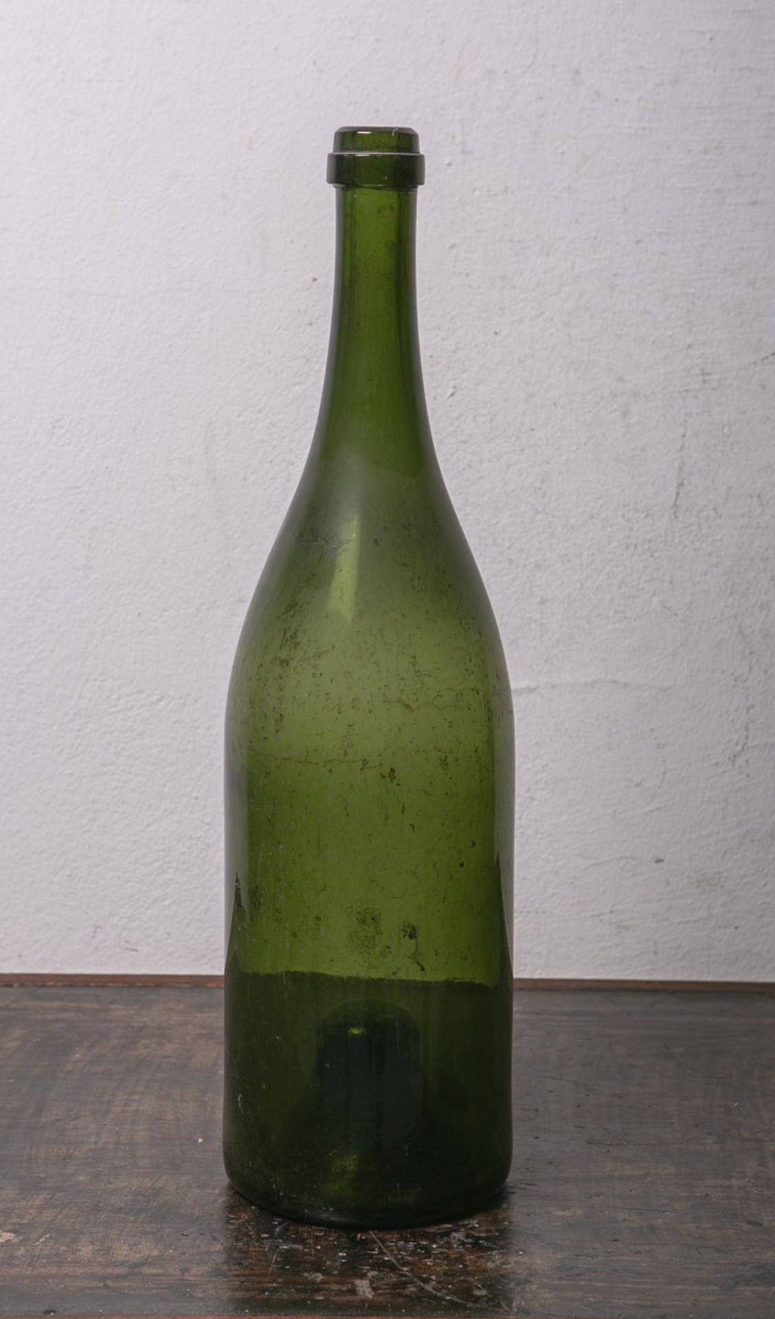 Historische Weinflasche (wohl 18./19. Jh.), waldgrünes Glas mundgeblasen, hochgestochener Boden,
