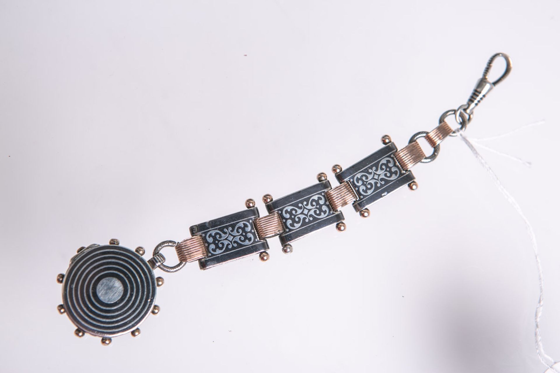 Taschenuhranhänger-/zipel aus Silber in Niello-Technik (wohl um 1900), m. aufklappbarem Anhänger,
