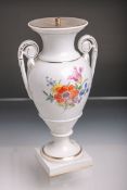 Urnenförmige Henkelvase (Meissen, blaue Schwertermarke), Blumen- u. Golddekor, oben Messingplatte