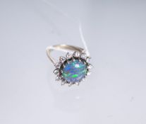 Damenring 585 WG, besetzt m. 1 runder Opal-Scheibe u. 14 Brillanten von zus. ca. 0.70 ct/vvs1/D-E,