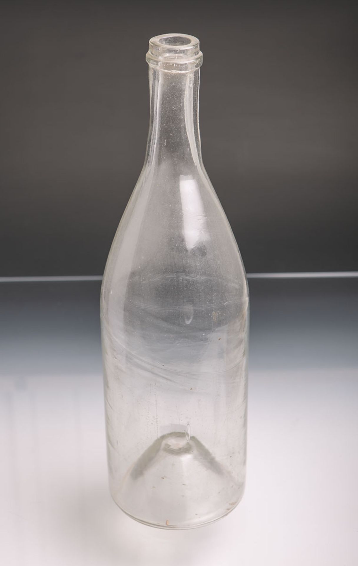 Historische Weinflasche (wohl 18./19. Jh.), klares Glas mundgeblasen, hochgestochener Boden,