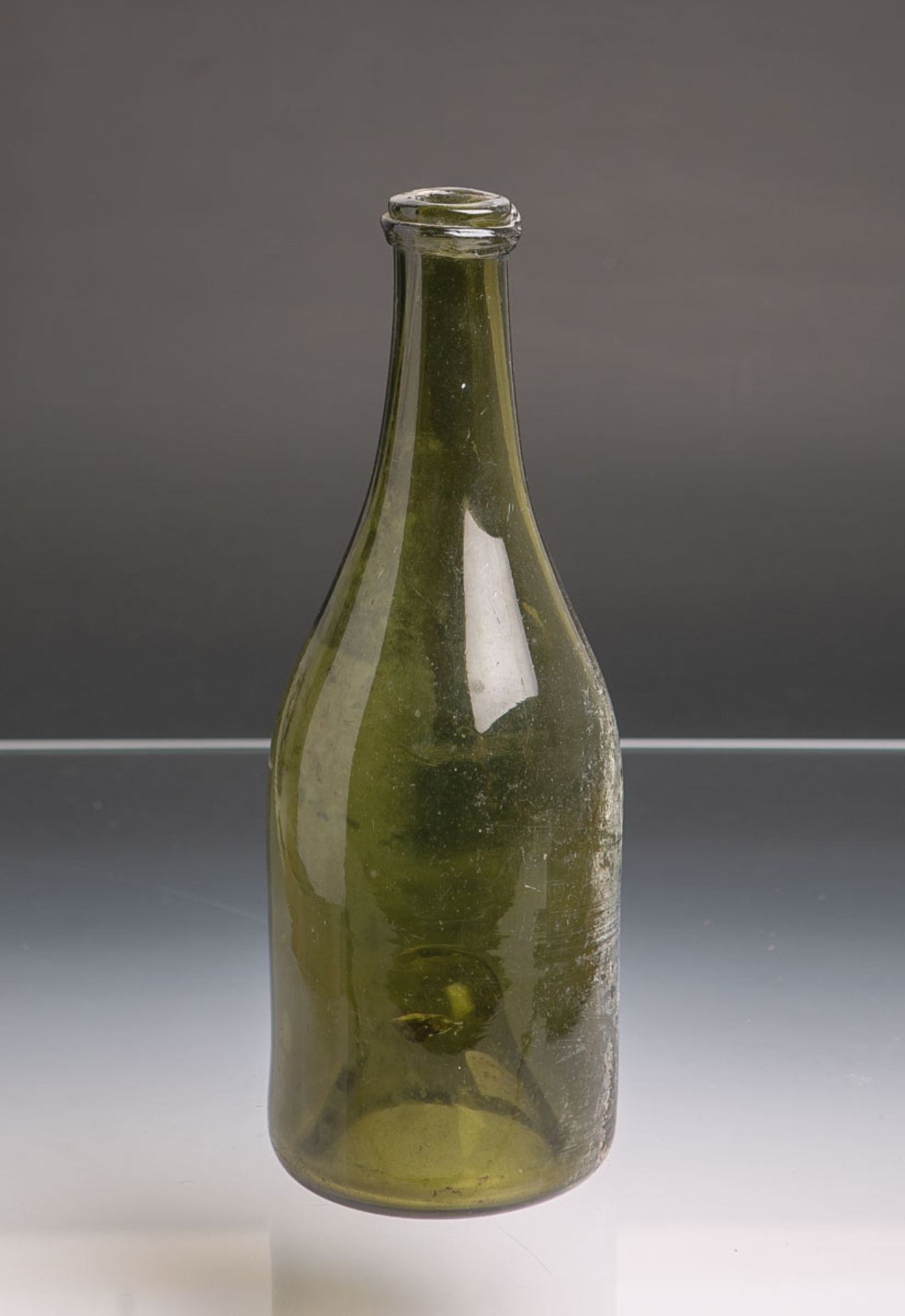 Historische Weinflasche (wohl um 1830), waldgrünes Glas mundgeblasen, hochgestochener Boden,