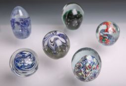 Kl. Sammlung von 6 Paperweights (wohl 1960/70er Jahre), versch. Formen u. Größen.