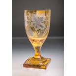 Pokalglas (wohl 20. Jh.), dickwandiges klares Glas gelb überfangen u. geschliffen, auf quadratischem