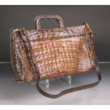 Elegante Handtasche aus edlen Krokodilleder (wohl 1950er Jahre), m. Schulterband, ca. 20 x 34 cm.