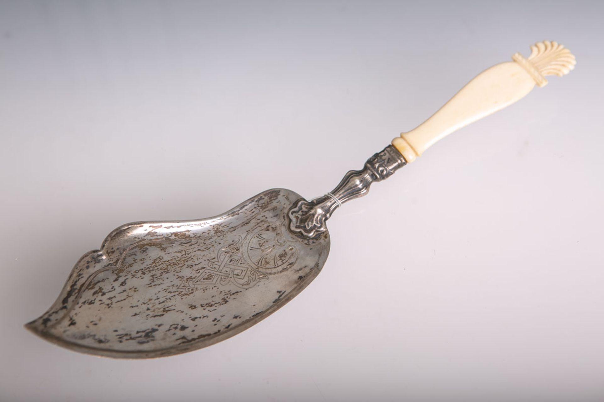 Pastetenheber aus Silber (aus der Zeit des Biedermeiers, wohl 1830/50), 13 lötig gepunzt, Hersteller