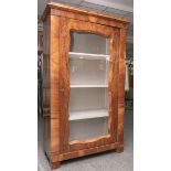 Bücherschrank / Vitrine (K. u. K. Monarchie, Österreich, Wien, 1. Hälfte 19. Jh.), Nußholz furniert,