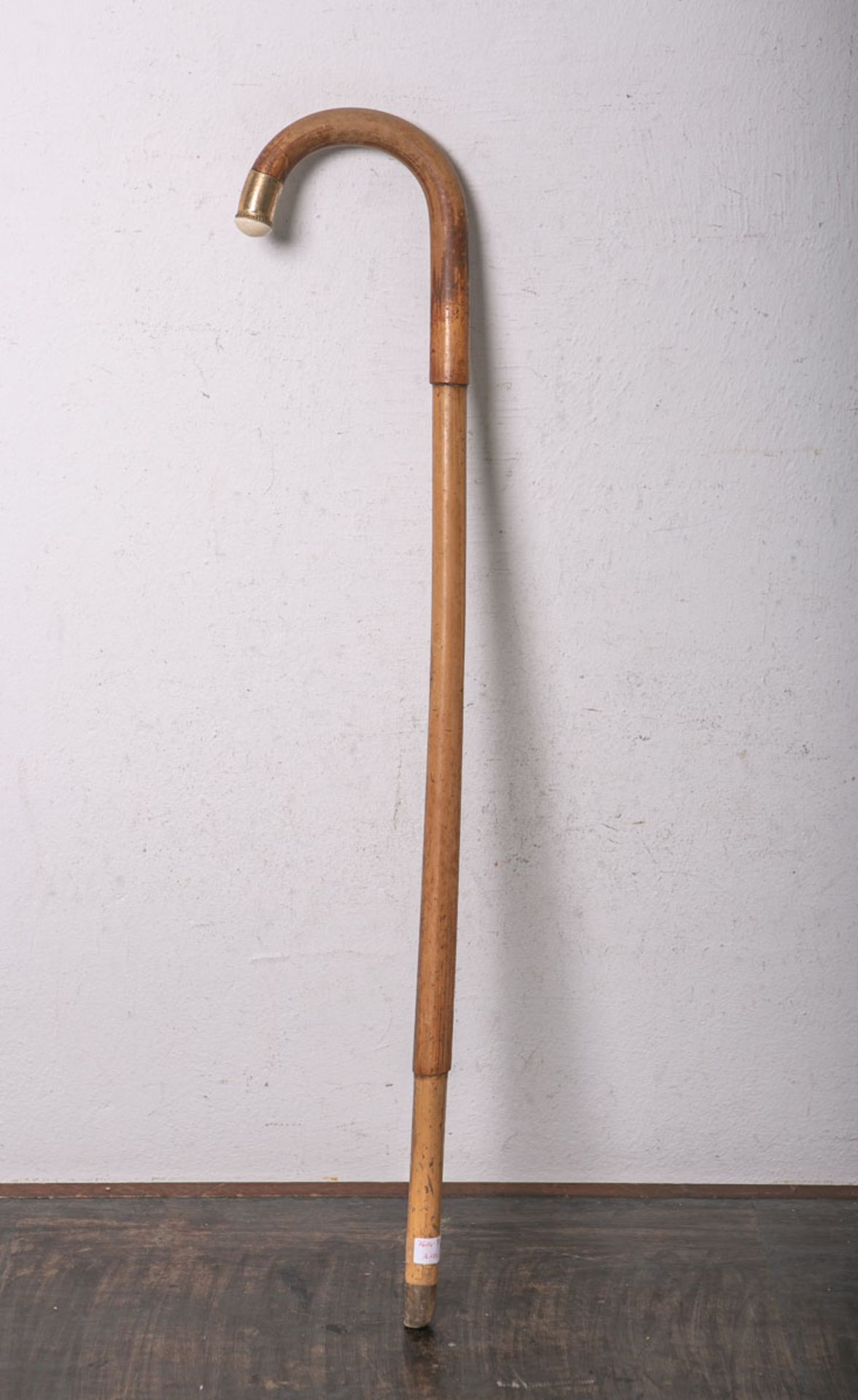 Spazierstock (Ende 19. Jh.), Holzstock m. Doublémantelabschluß und Elfenbeinknopf, L. ca. 90 cm.