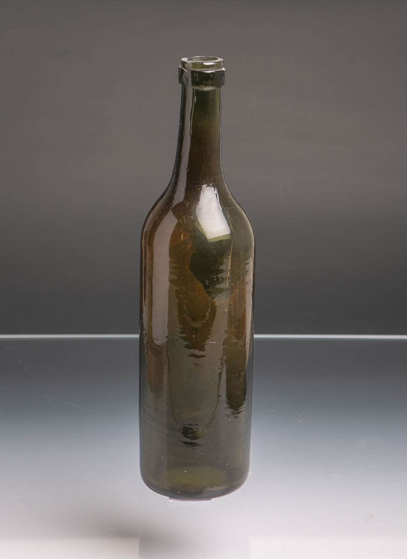 Historische Weinflasche (wohl 18./19. Jh.), olivgrünes Glas mundgeblasen, hochgestochener Boden,