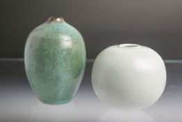 2 kl. Vasen aus Keramik (wohl 1950er Jahre), davon 1x in Kugelform (H. ca. 9,5 cm) u. 1x in