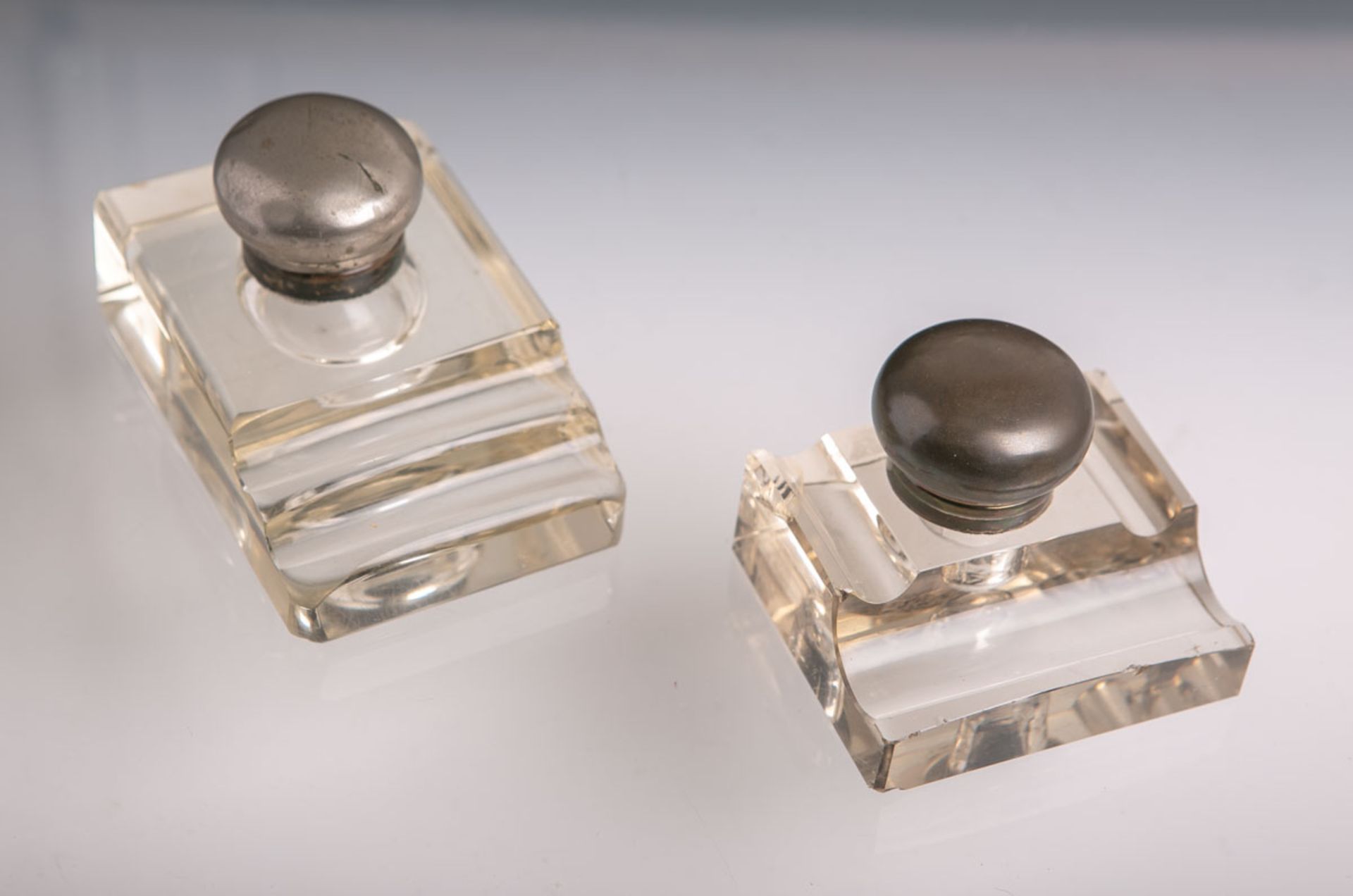 Paar Tintenfässer (20. Jh.), klares Glas, Deckel u. Halsmontage aus Metall (davon 1x gedellt), H.