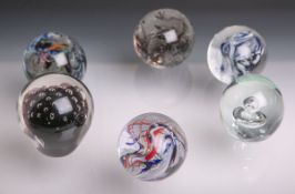 Kl. Sammlung von 6 Paperweights (wohl 1960/70er Jahre), versch. Formen u. Größen. Davon 1x min.