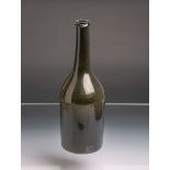 Historische Weinflasche (wohl um 1780), braun-grünes Glas m. Farbverlauf mundgeblasen,