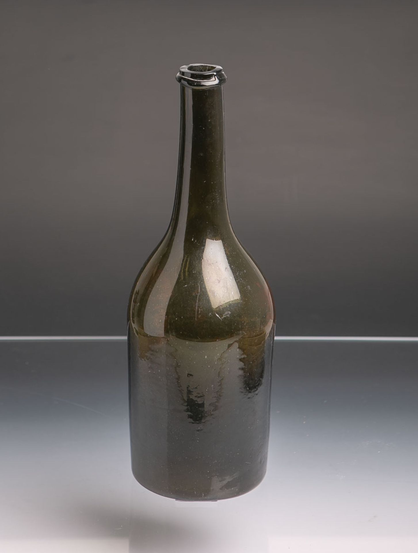 Historische Weinflasche (wohl um 1780), braun-grünes Glas m. Farbverlauf mundgeblasen,