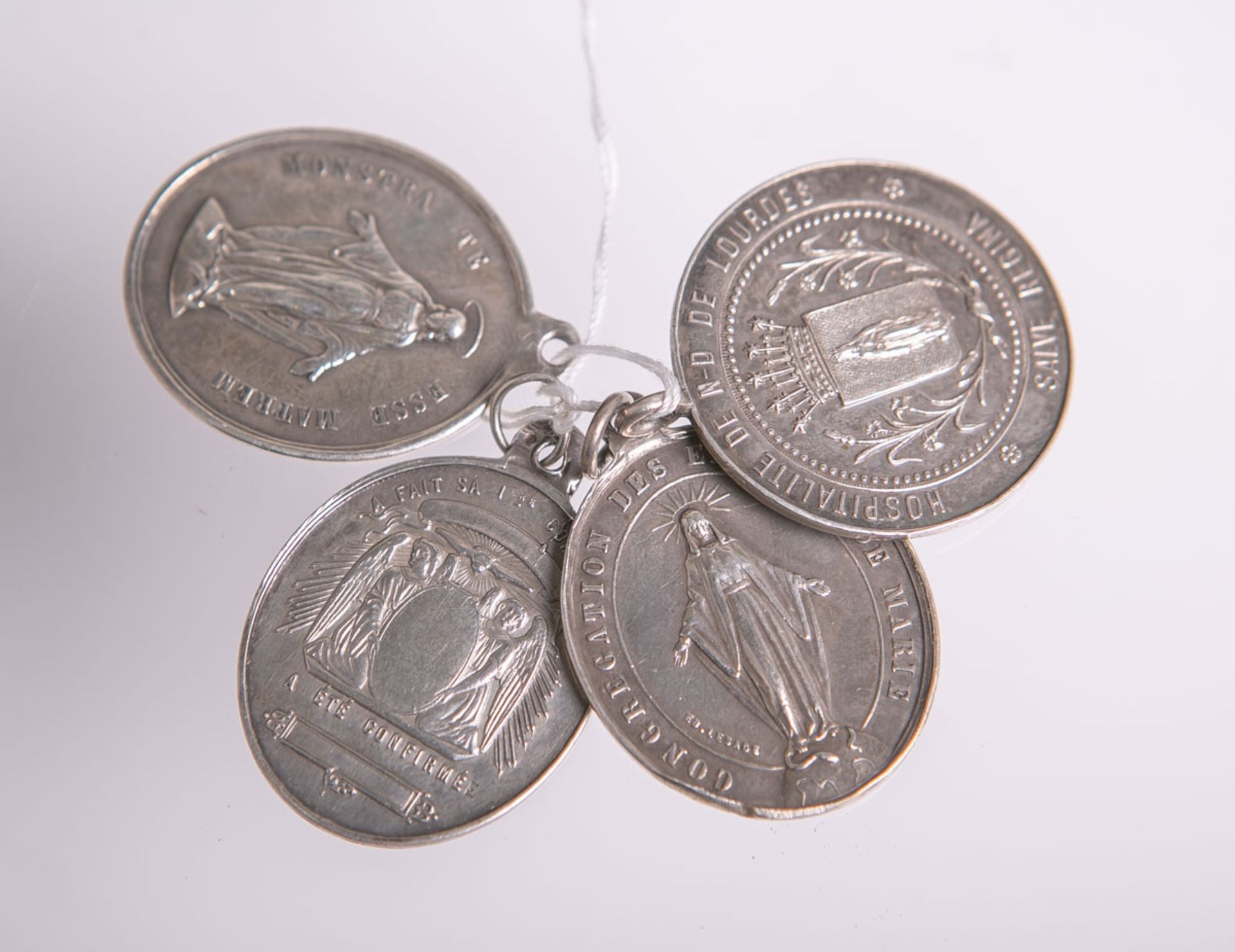 4 Medaillons aus Silber (um 1900), Erinnerungen an Lourdes, Heilige Kommunion, 2x Kongregation (