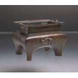 Kl. Weihrauchbrenner (China, späte Qing-Dynastie), Bronze patiniert, gebauchte rechteckige Form