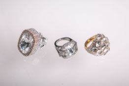 Konvolut von 3 opulenten Swarovski-Ringen, bestehend aus: 1x Ring "Tropical" vergoldet m. Besatz aus
