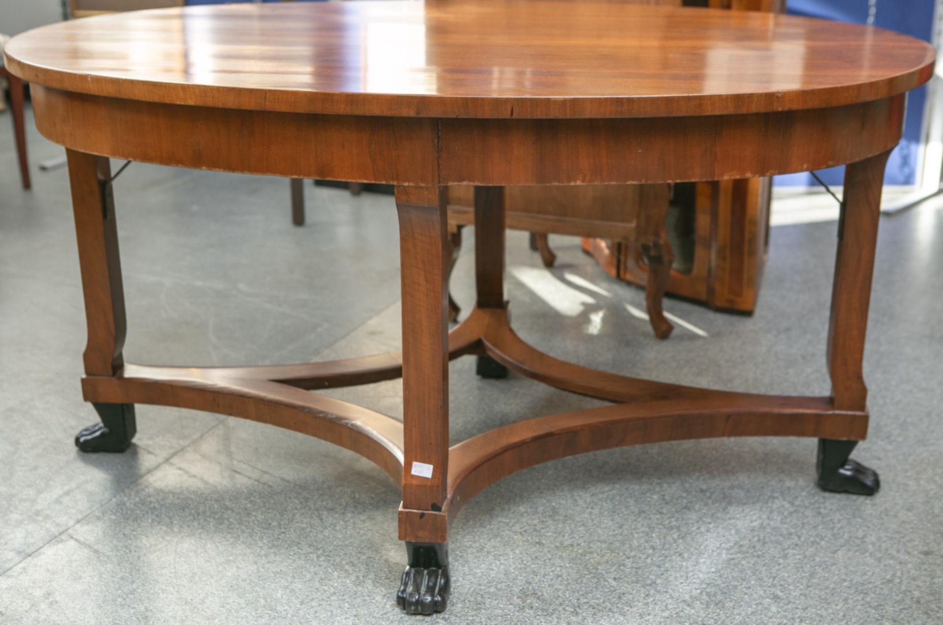 Seltener ovaler Tisch (im Stil des Biedermeiers), Nuß furniert, geschwungene Beine m.