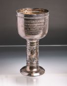 Pokal (Art déco, 20. Jh.), Metall versilbert, Aufschrift: "1. Seniorvierer, Herausforderungspreis