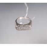 Ring 750 WG, besetzt m. 58 kl. Brillanten von zus. ca. 0.75 ct in hohem Farb- u. Reinheitsgrad,