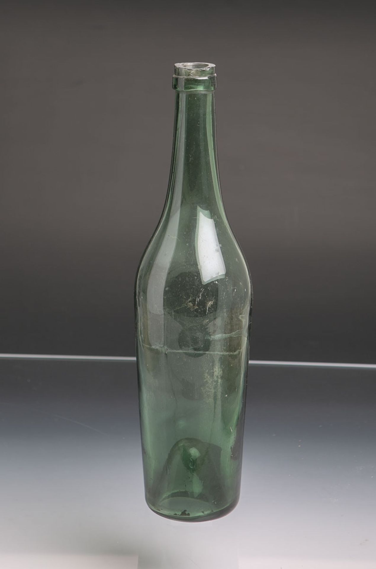 Historische Weinflasche (wohl 18./19. Jh.), hellgrünes Glas mundgeblasen, hochgestochener Boden,