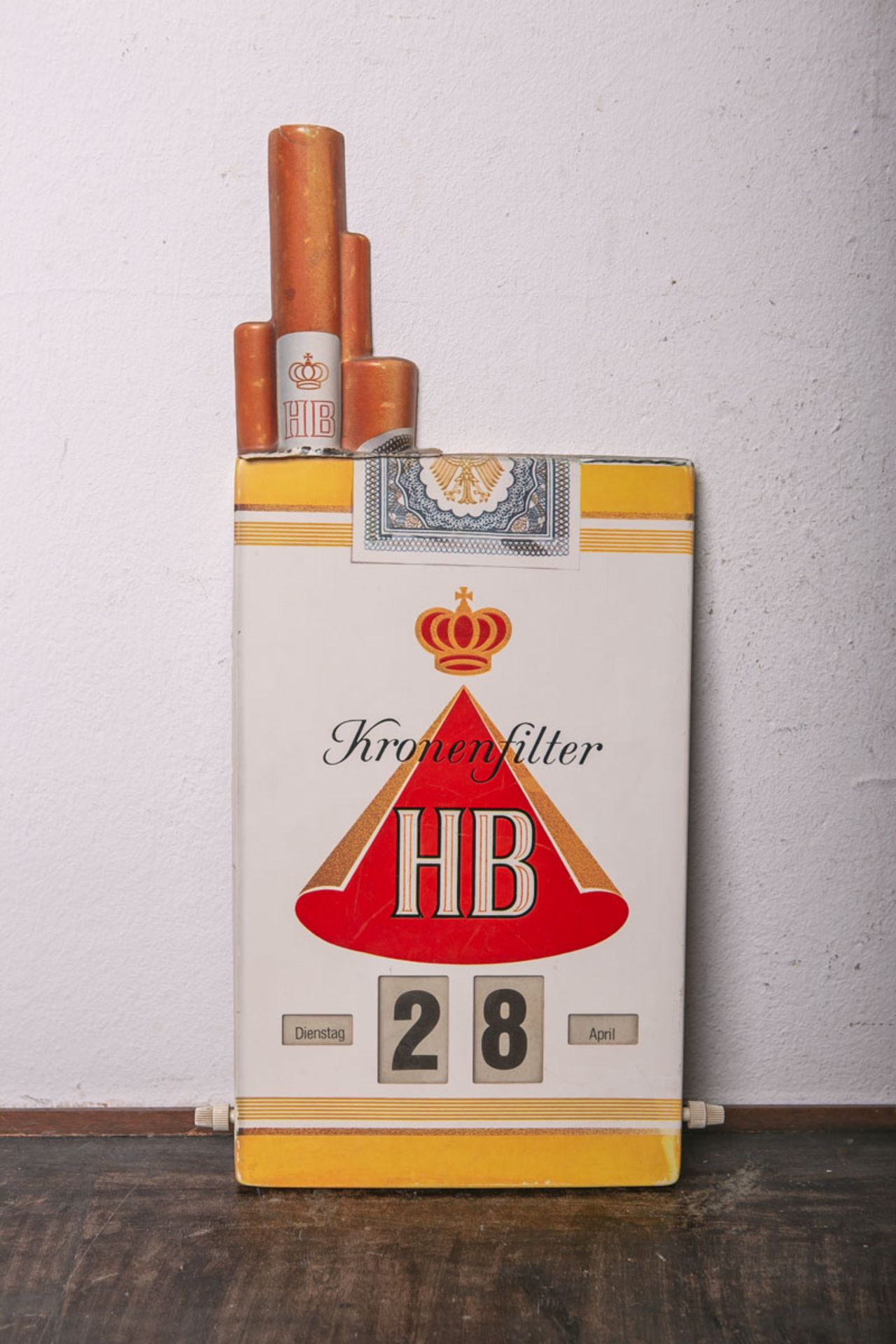 Drehkalender "Kronenfilter HB" (wohl 20. Jh.), hochrechteckiges Werbeschild aus Kunststoff, m.