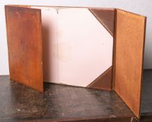 Alte klappbare Schreibtischauflage aus rotem Leder m. feiner Goldprägung (wohl 19. Jh.), m.