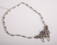 Damencollier aus 585 GG und 800 Silber (um 1900), zwischengefasst 20 Perlen, Mittelteil mit