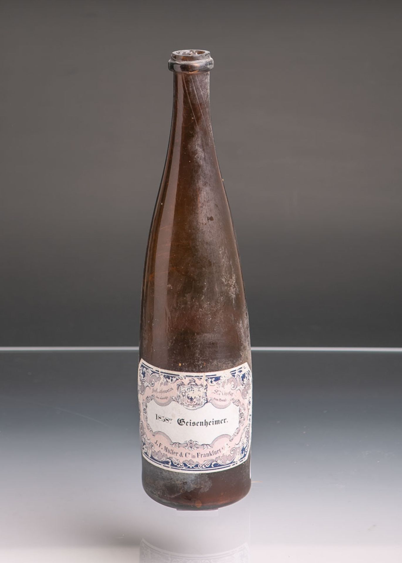 Historische Weinflasche (wohl um 1858), braunes Glas mundgeblasen, hochgestochener Boden, Abriss