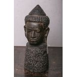 Kopf eines Buddhas (Alter unbekannt), aus schwarzem Stein (wohl Granit), gehauen, Darstellung