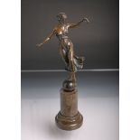 Küchler, Rudolf (1867 - 1954), Bronzefigur, balancierendes Mädchen auf einer Kugel, sign., auf