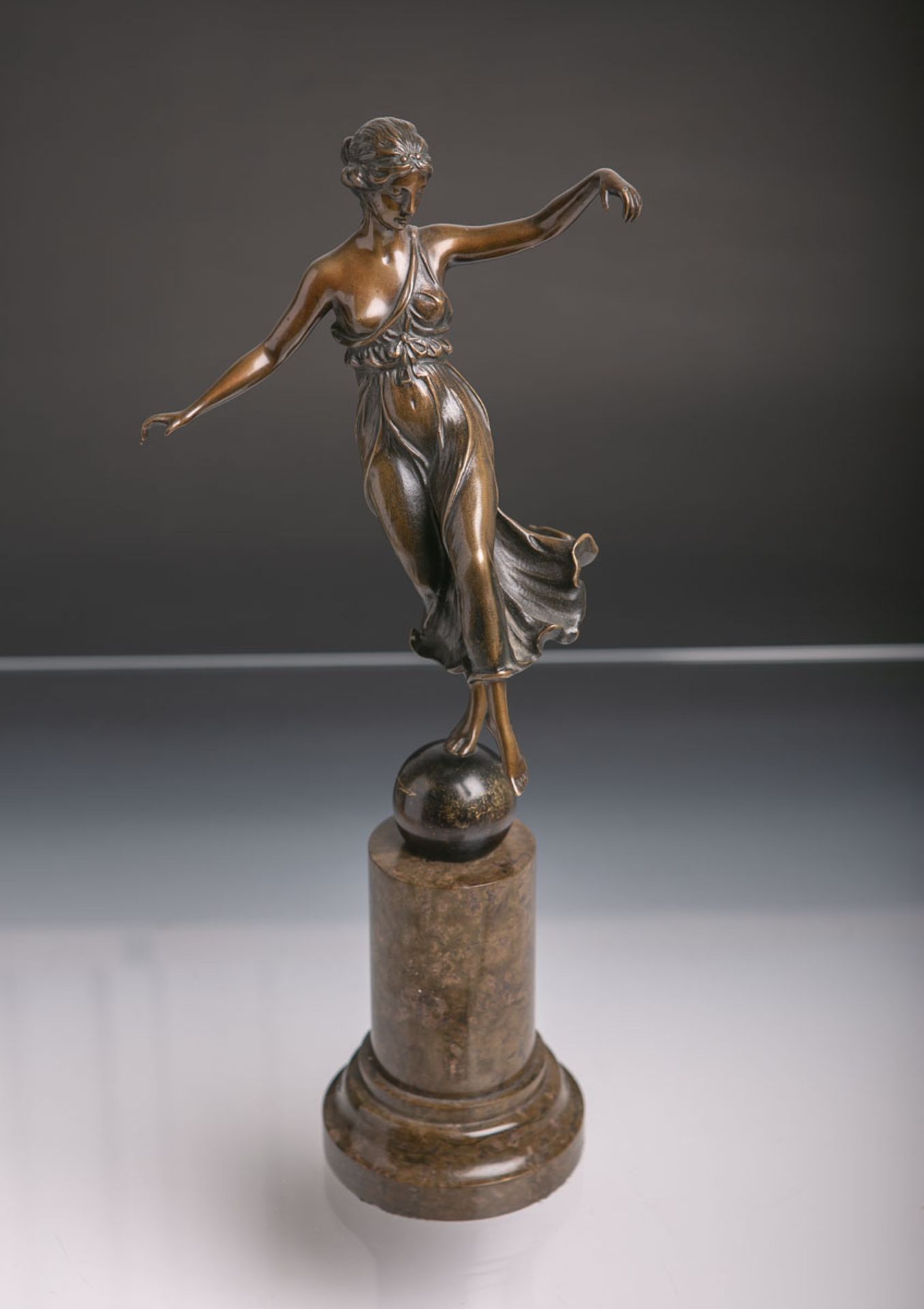 Küchler, Rudolf (1867 - 1954), Bronzefigur, balancierendes Mädchen auf einer Kugel, sign., auf