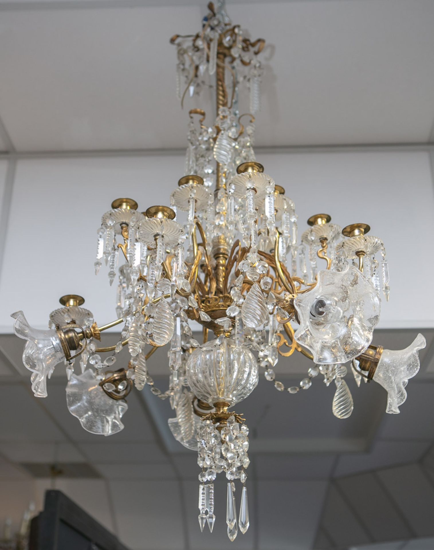 Deckenlampe bzw. Kristalllüster (im Stil des Jugendstils, wohl um 1910/20), Messing vergoldet,
