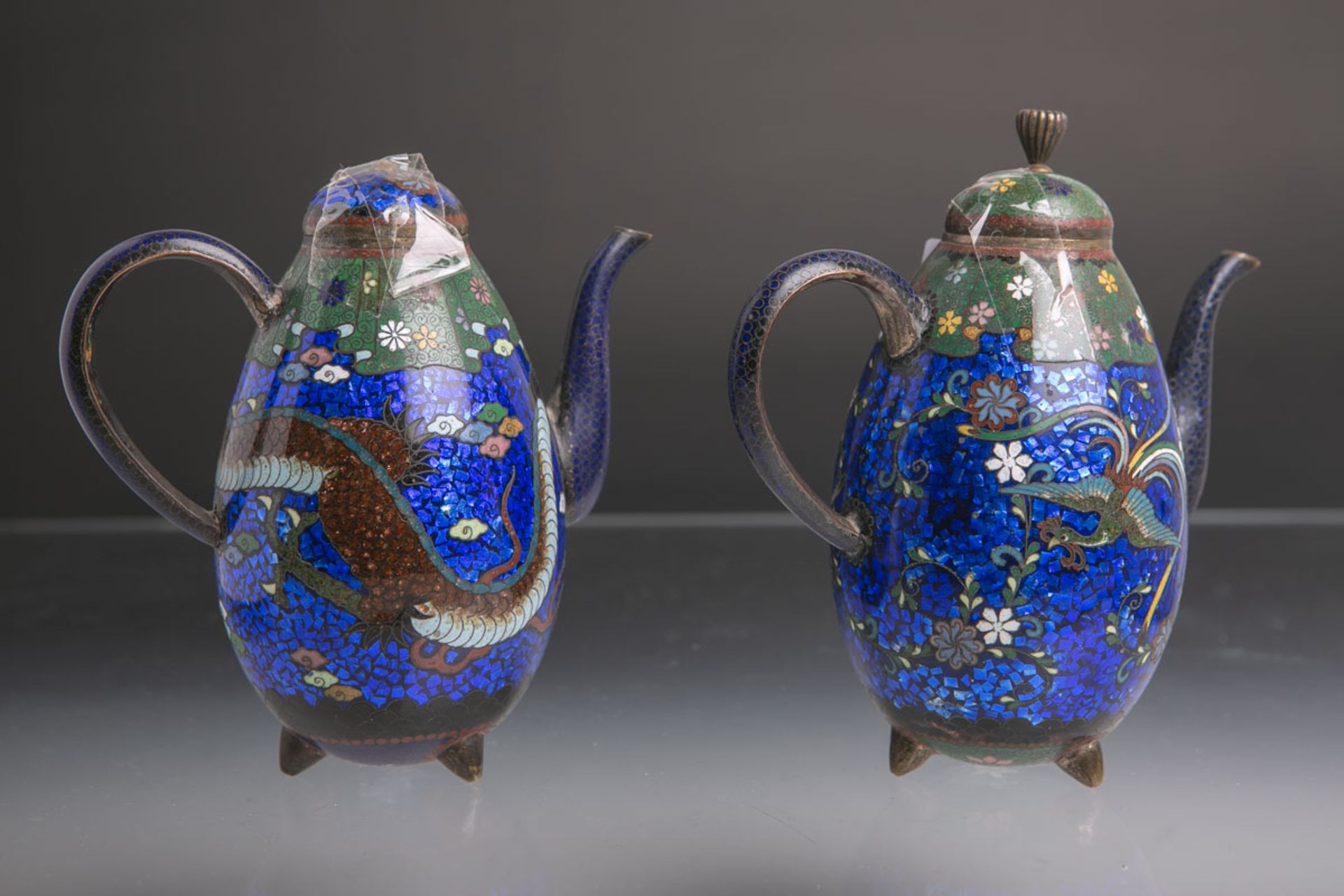 2 kl. Teekännchen (China, wohl 19. Jh.), in Cloisonné-Technik gearbeitet, 1x Drachendekor, 1x