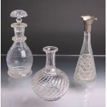 Konvolut von 3 Karaffen aus Glas, versch. Form, je m. Schliffdekor, davon 1x Karaffe m. Stöpsel (