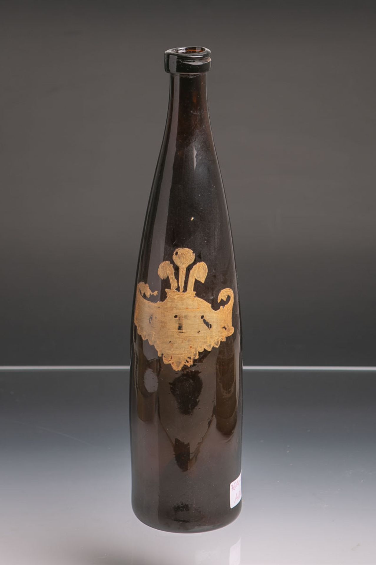 Historische Weinflasche (wohl 18./19. Jh.), braunes Glas mundgeblasen, hochgestochener Boden, Abriss