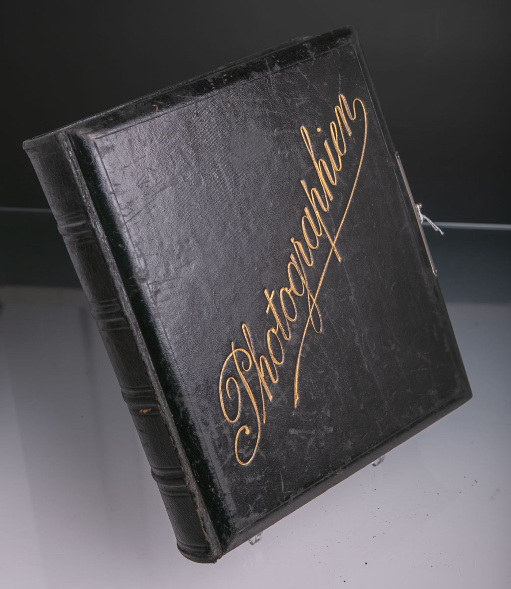 Kassette in Buchform (wohl um 1900), aufklappbar, auf Deckel in Gold bez. "Photographien", ca. 25