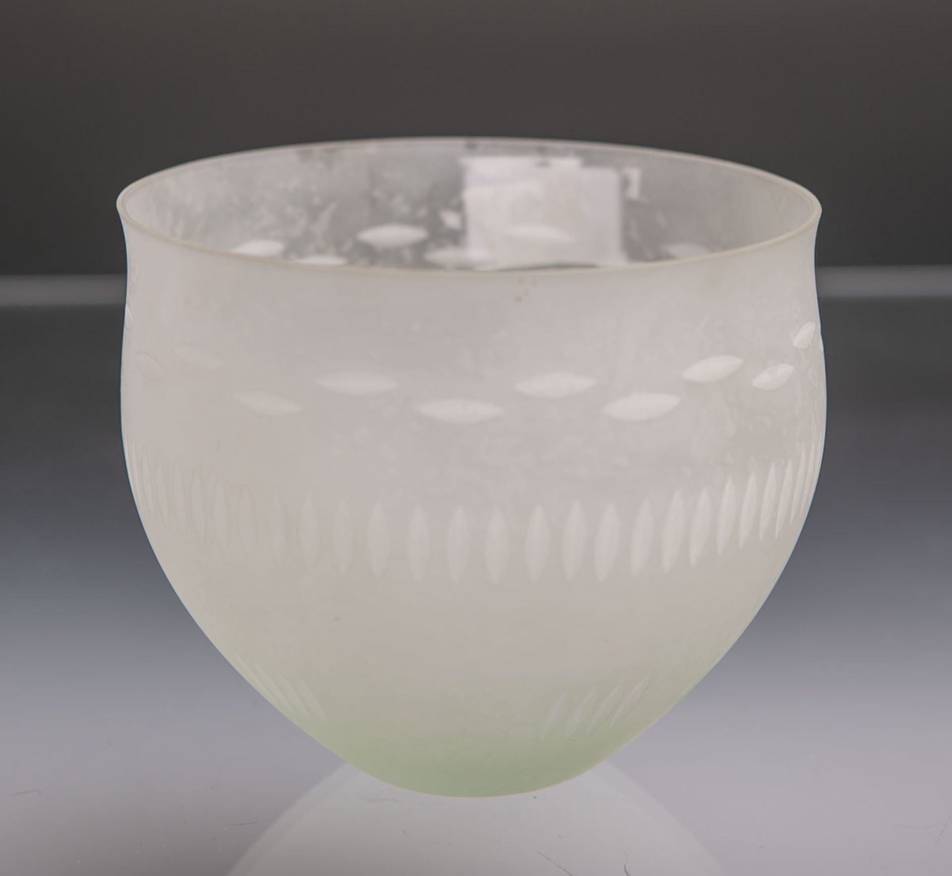Kl. Glasschüssel (20. Jh.), glockenförmiger Korpus, weisses Milchglas, umlaufend geschliffen,