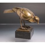 Unbekannter Künstler (wohl 20. Jh.), Greifvogel im Art-déco Stil auf schwarzem Marmorsockel, rs.