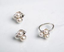 Ring u. Paar Ohrklipse 585 WG: Ring besetzt m. 3 Perlen (Dm. ca. 6,5 mm), u. 4 Brillanten von zus.