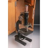 Mikroskop von "R. Winkel" (Göttingen), Nr. 10538, m. 6 Linsen, im orig. Holzkasten. Gehäuse teils