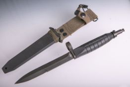 Bajonett G3 (Bundeswehr), 2-schneidige Klinge, m. Scheide. Gesamtlänge ca. 34,5 cm.
