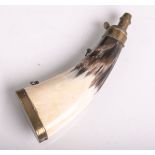 Pulverhorn, natürlich geschwungenes Horn in abgeflachter Form, Messingkappe u. -portionierer, m. 2
