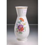 Blumenvase (Meissen, blaue Schwertermarke), farbige Blumenbemalung u. feiner Goldrand, H. ca. 20,5