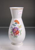 Blumenvase (Meissen, blaue Schwertermarke), farbige Blumenbemalung u. feiner Goldrand, H. ca. 20,5