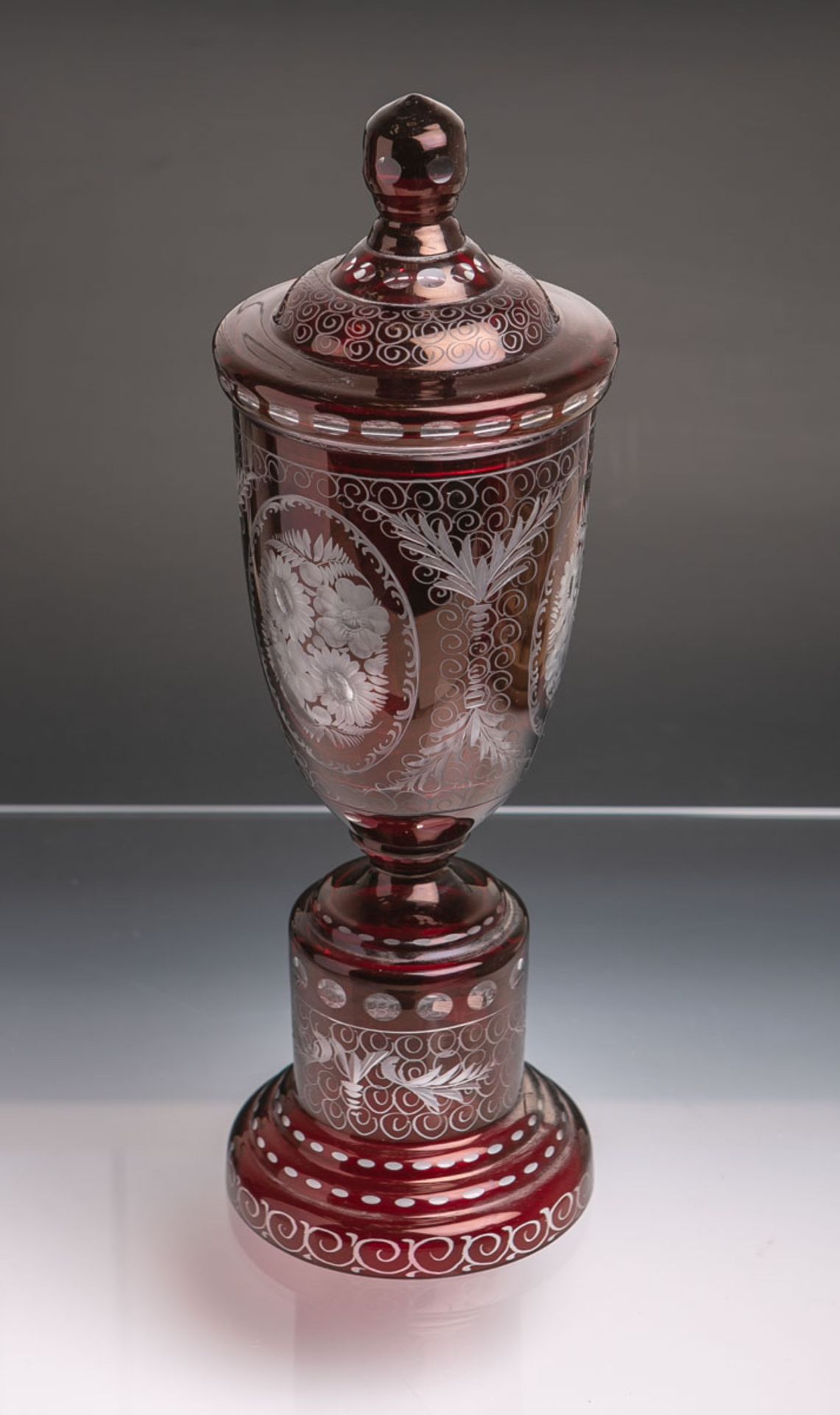 Deckelpokal (um 1860), klares Glas m. rubinrotem Überfang, feine Zierätzungen m. Blumendekor, H. ca.